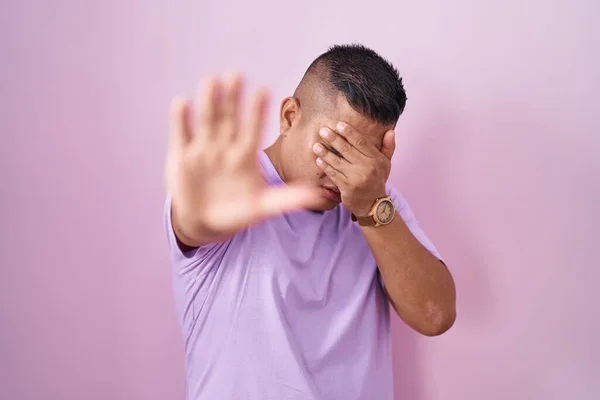 Homem Hispânico Jovem Sobre Fundo Rosa Cobrindo Olhos Com Mãos — Fotografia de Stock