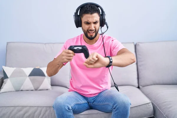 Jovem Hispânico Jogando Videogame Segurando Controlador Sentado Sofá Olhando Para — Fotografia de Stock