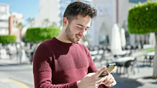 Молодий Іспаномовний Чоловік Використовує Смартфон Посміхаючись Терасі Кав Ярні — стокове фото