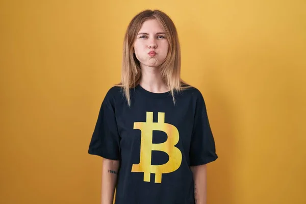 Mujer Rubia Caucásica Con Camiseta Bitcoin Soplando Mejillas Con Cara —  Fotos de Stock