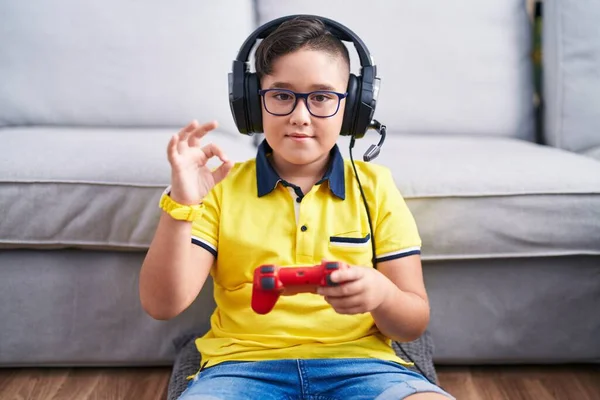 Joven Niño Hispano Jugando Videojuego Sosteniendo Controlador Usando Auriculares Sonriendo — Foto de Stock