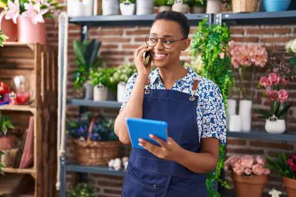 African American Woman Florist Talking Smartphone Using Touchpad Florist — Stock Photo, Image