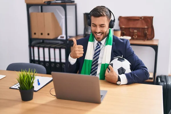 Handsome Hispanic Man Watching Football Game Office Smiling Happy Positive — Stock Photo, Image