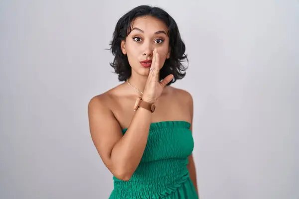 Young Hispanic Woman Standing Isolated Background Hand Mouth Telling Secret — Stock Photo, Image