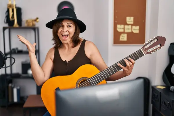 Mujer Hispana Mediana Edad Tocando Guitarra Clásica Estudio Música Celebrando —  Fotos de Stock