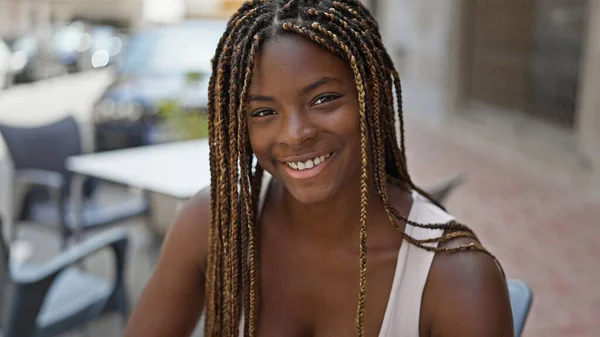 Africano Mulher Americana Sorrindo Confiante Sentado Mesa Terraço Cafetaria — Fotografia de Stock