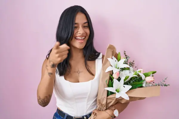 Bruneta Žena Drží Kytici Bílých Květin Ukazující Prsty Fotoaparát Šťastnou — Stock fotografie
