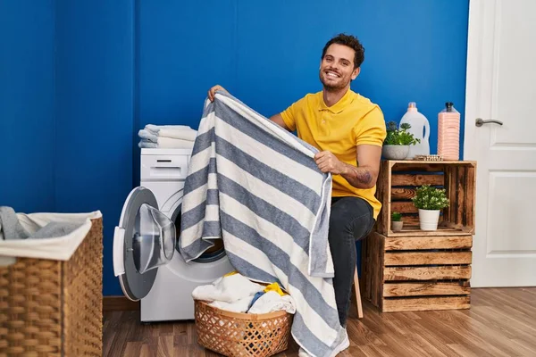 Mladý Hispánec Muž Usměvavý Sebevědomé Praní Oblečení Prádelně — Stock fotografie