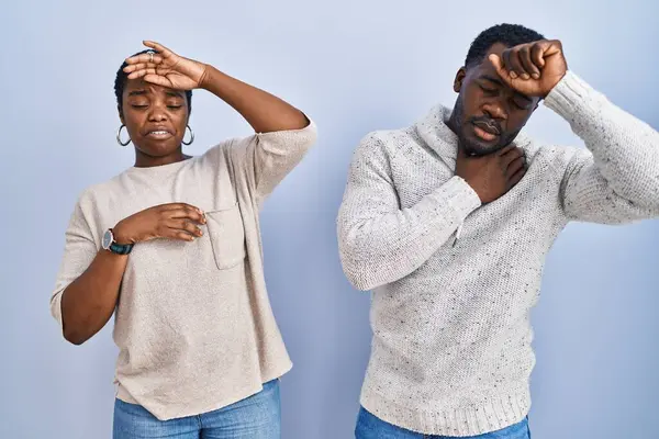 Genç Afro Amerikan Çifti Mavi Arka Planda Yan Yana Duruyor — Stok fotoğraf