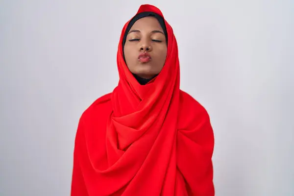 Wanita Arab Muda Mengenakan Syal Hijab Islamik Tradisional Melihat Kamera — Stok Foto