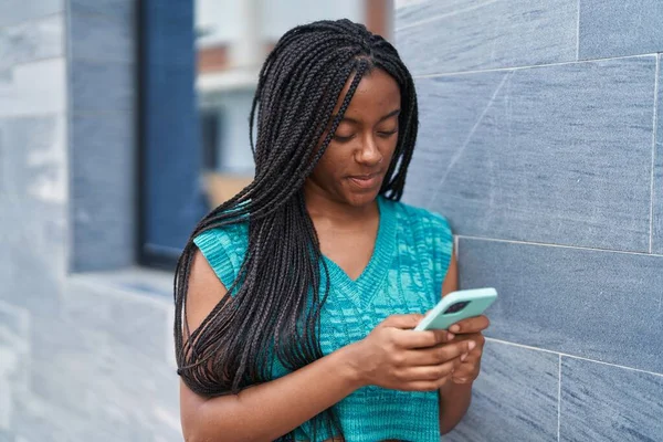 Αφροαμερικανή Γυναίκα Που Χρησιμοποιεί Smartphone Στο Δρόμο — Φωτογραφία Αρχείου