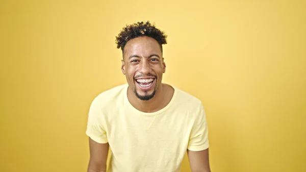 African American Man Smiling Confident Standing Isolated Yellow Background — Stock Photo, Image