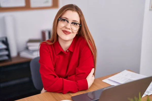 Молодая Рыжая Деловая Женщина Ноутбуком Работающая Офисе — стоковое фото