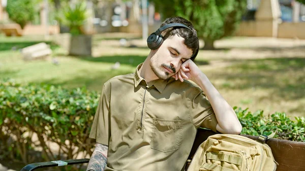 Νεαρός Ισπανός Που Ακούει Μουσική Κοιμάται Στο Πάρκο — Φωτογραφία Αρχείου