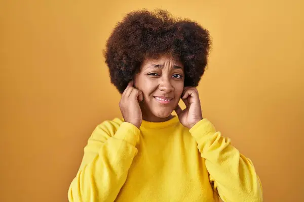 Ung Afrikansk Amerikansk Kvinna Står Över Gul Bakgrund Täcker Öron — Stockfoto