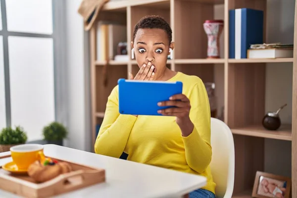 African American Woman Using Touchpad Sitting Table Breakfast Covering Mouth — Stock Photo, Image