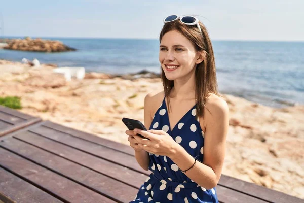 Young Blonde Woman Tourist Using Smartphone Sitting Bench Seaside — Stock Photo, Image
