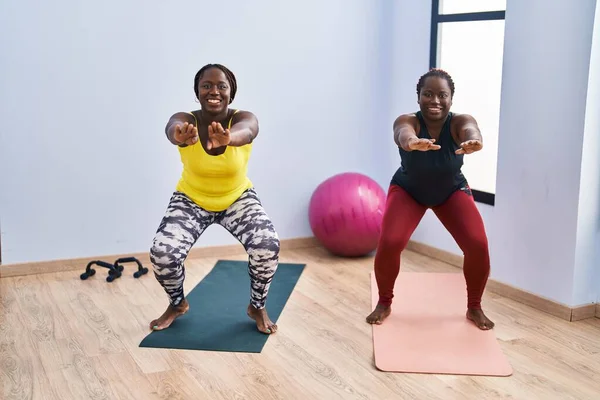 Mulheres Afro Americanas Sorrindo Treinamento Confiante Pernas Exercício Centro Desportivo — Fotografia de Stock