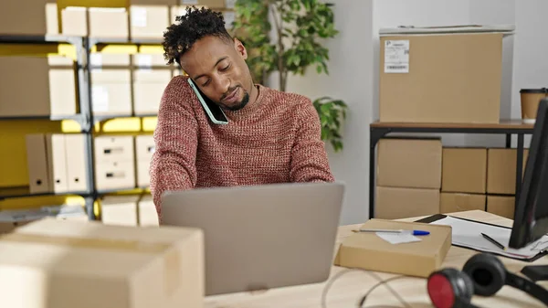 Afričtí Američané Muž Ecommerce Obchodní Pracovník Pomocí Notebooku Mluvit Smartphone — Stock fotografie