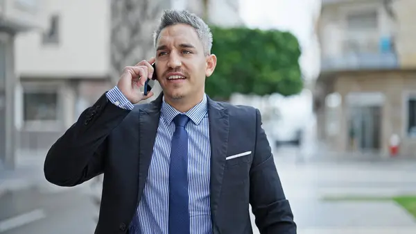 Ung Latinamerikansk Man Affärsman Talar Smartphone Gatan — Stockfoto