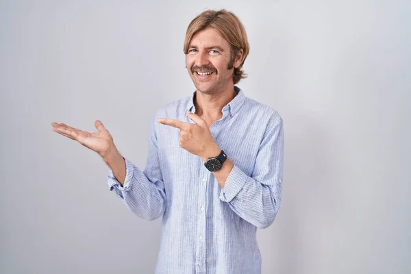 Caucasian Man Mustache Standing White Background Amazed Smiling Camera While — Stock Photo, Image