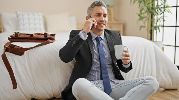 Ung Latinamerikansk Man Affärsman Talar Smartphone Dricka Kaffe Hotellrummet — Stockfoto