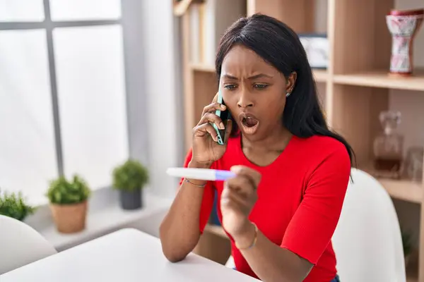 Mujer Joven Africana Sosteniendo Resultado Prueba Embarazo Hablando Por Teléfono — Foto de Stock