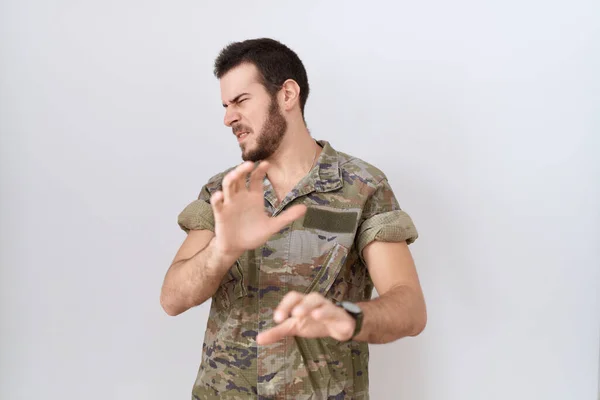 Ung Latinamerikan Som Bär Kamouflage Arméuniform Äcklad Uttryck Missnöjd Och — Stockfoto