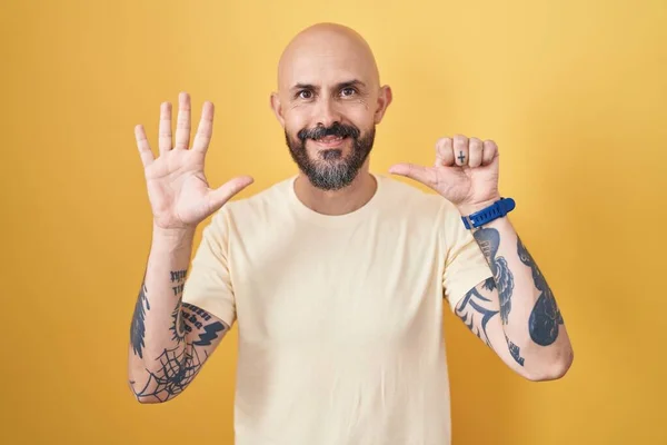 Hispanic Man Tattoos Standing Yellow Background Showing Pointing Fingers Number — Stock Photo, Image