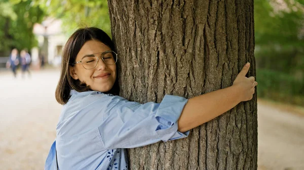 在维也纳的公园里 年轻美丽的惊慌失措的女人拥抱着树 — 图库照片