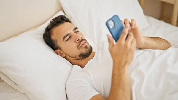 Jeune Homme Hispanique Utilisant Smartphone Couché Sur Lit Dans Chambre — Photo