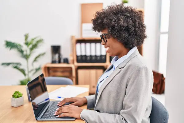 Ofiste Çalışırken Dizüstü Bilgisayar Kullanan Afrikalı Amerikalı Kadını — Stok fotoğraf