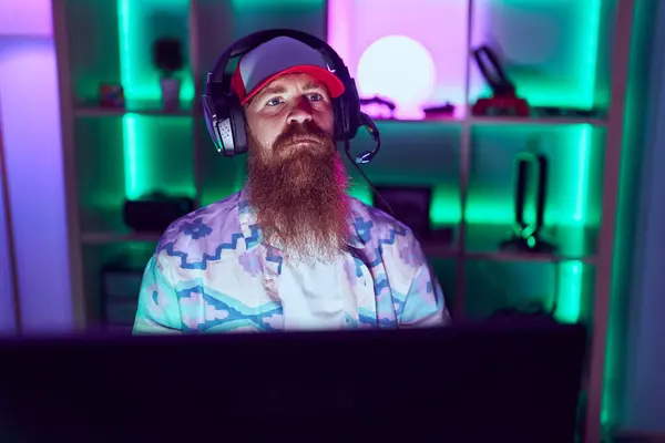 Young Redhead Man Streamer Playing Video Game Using Computer Gaming — ストック写真