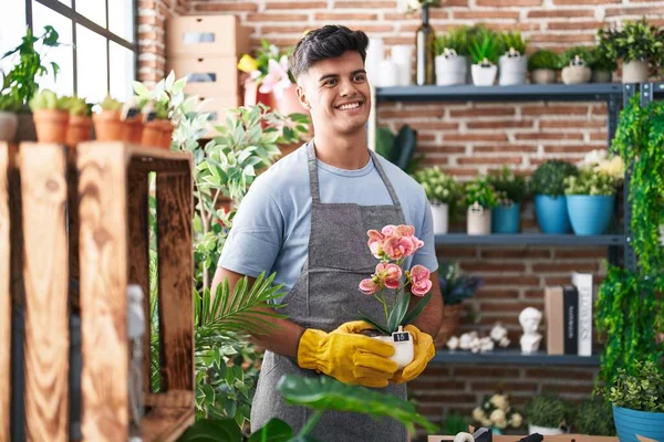 Jovem Homem Hispânico Florista Sorrindo Confiante Segurando Planta Loja Flores — Fotografia de Stock
