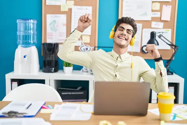 Young Hispanic Man Business Worker Listening Music Dancing Office — Foto Stock