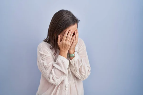 Mulher Hispânica Meia Idade Sobre Fundo Azul Com Expressão Triste — Fotografia de Stock