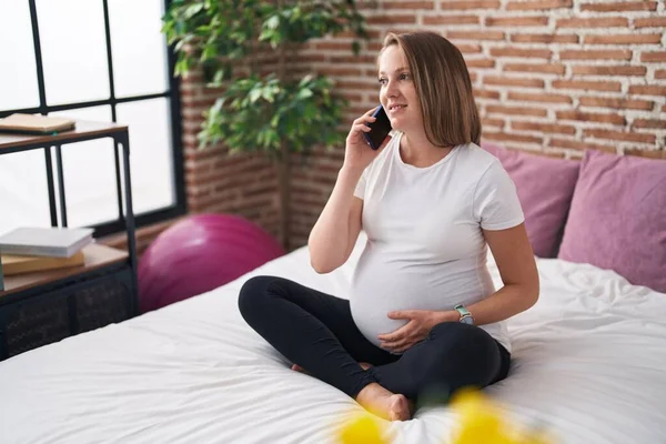 Mladá Těhotná Žena Mluví Smartphone Dotýká Břicha Ložnici — Stock fotografie