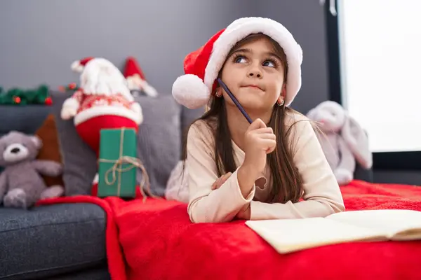Sevimli Spanyol Kız Noel Baba Mektubu Yazıyor Evdeki Kanepede Yatıyor — Stok fotoğraf
