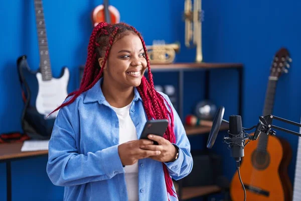 African American Woman Artist Using Smartphone Music Studio — Fotografia de Stock