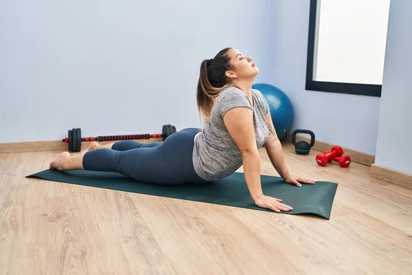 Young Beautiful Size Woman Stretching Back Sport Center — Stock Photo, Image