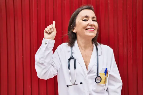 Middle Age Hispanic Woman Wearing Doctor Uniform Stethoscope Smiling Idea — Zdjęcie stockowe