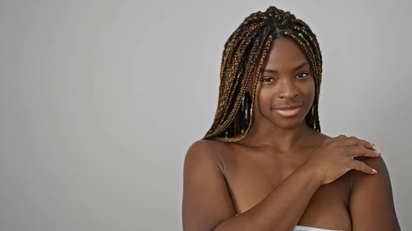 Mujer Afroamericana Sonriendo Confiada Tocando Hombro Sobre Fondo Blanco Aislado — Foto de Stock