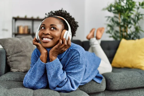 Африканская Американка Слушает Музыку Лежащую Дома Диване — стоковое фото