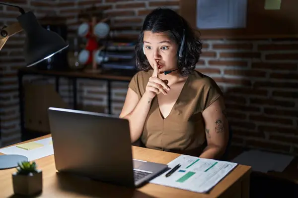 Young Hispanic Woman Working Office Night Asking Quiet Finger Lips — Stock Photo, Image