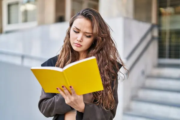 Young Beautiful Hispanic Woman Reading Book Street — Stock Photo, Image
