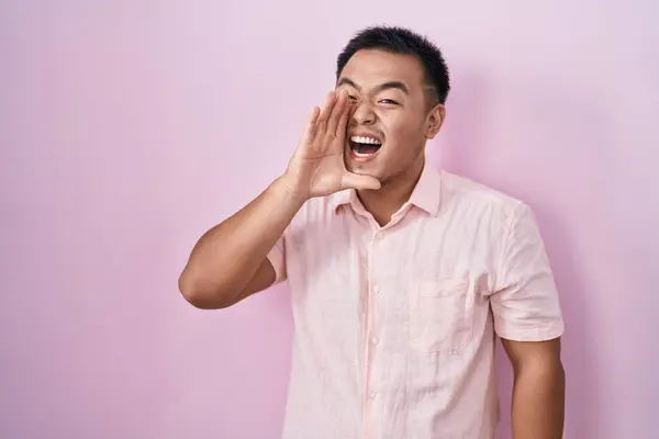 Chinese Young Man Standing Pink Background Shouting Screaming Loud Side — Stock Photo, Image