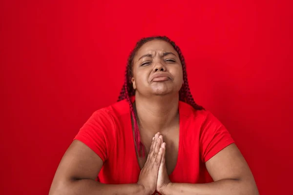 Африканская Американка Плетеными Волосами Стоящая Красном Фоне Умоляя Молясь Руками — стоковое фото