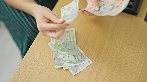 Junge Rothaarige Geschäftsfrau Zählt Büro Rumänische Leu Banknoten — Stockfoto