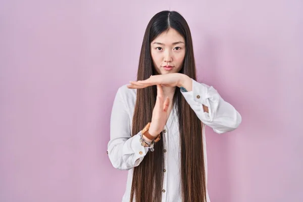 Chinês Jovem Mulher Sobre Fundo Rosa Fazendo Tempo Fora Gesto — Fotografia de Stock
