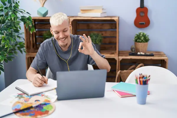 Jonge Blanke Man Tekening Doen Videogesprek Met Laptop Doet Teken — Stockfoto